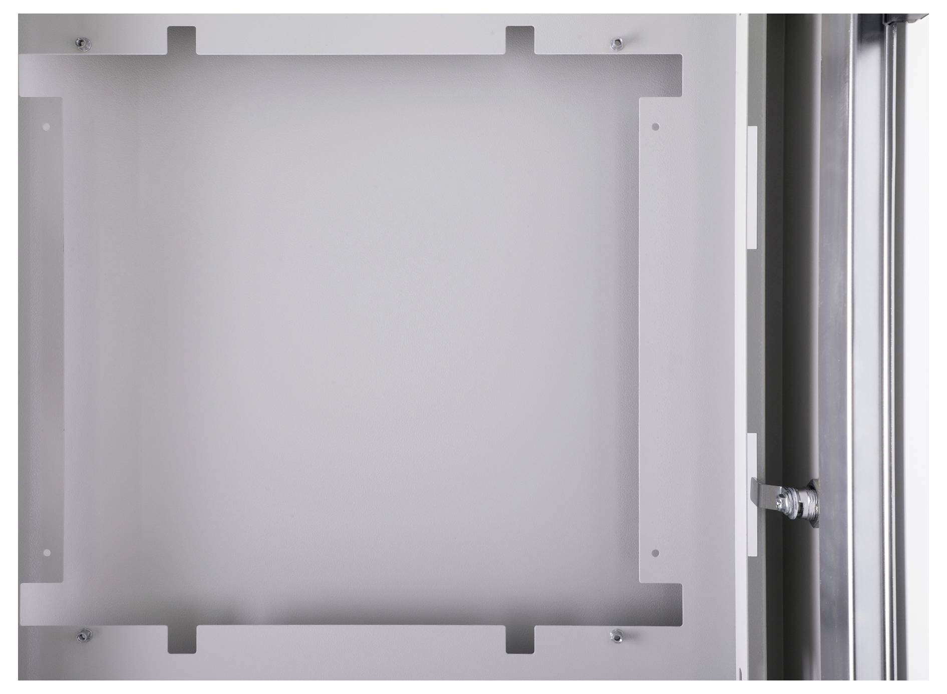 Metallschrank mit offener Tür, zeigt leeren Innenraum mit vier Montageschlitzen und einer Verriegelungshardware an der rechten Seite.