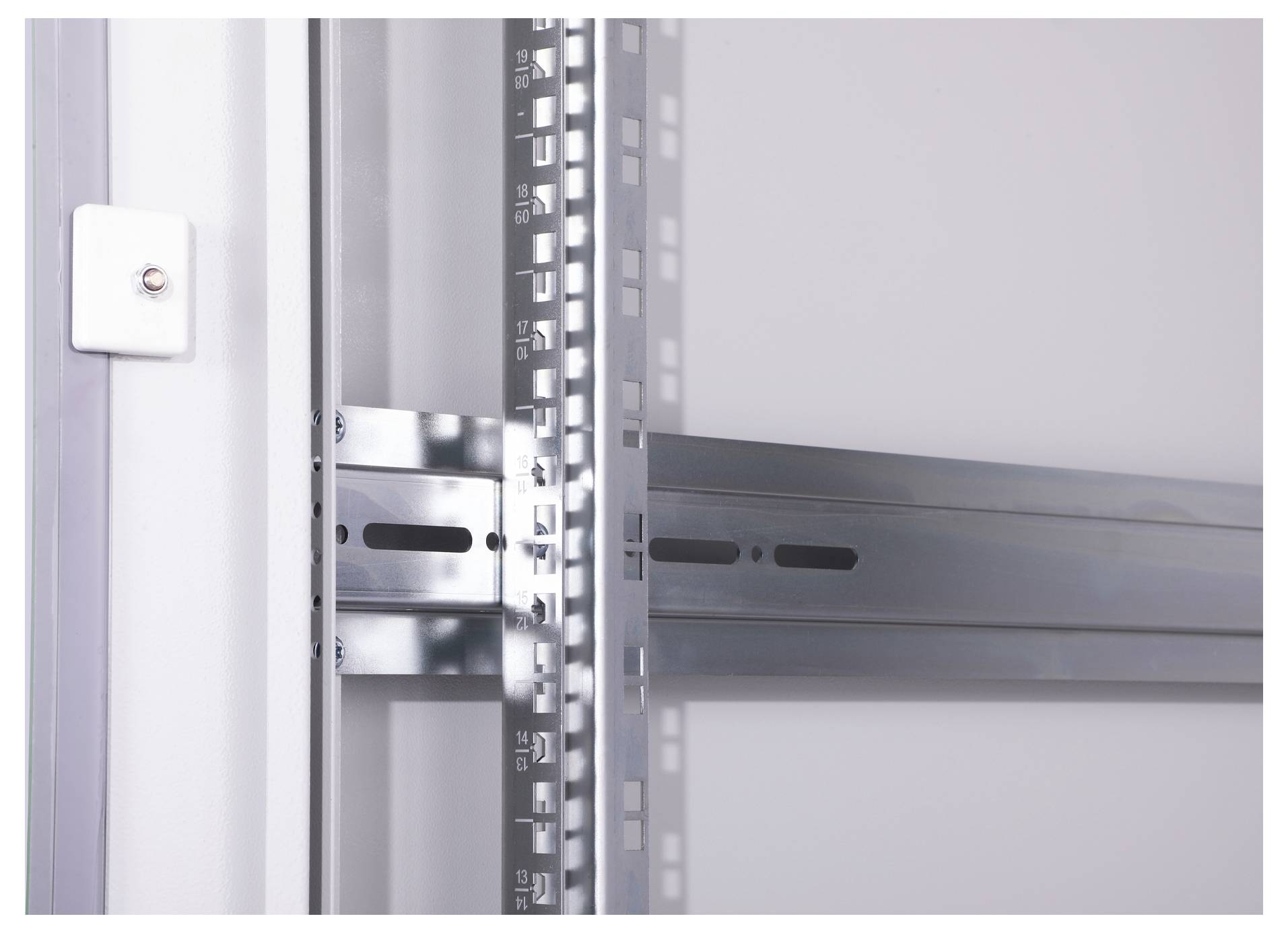 Metallschiene an einer Wand befestigt, zeigt die Struktur einer Schiebetürinstallation oder eines Lagersystems.