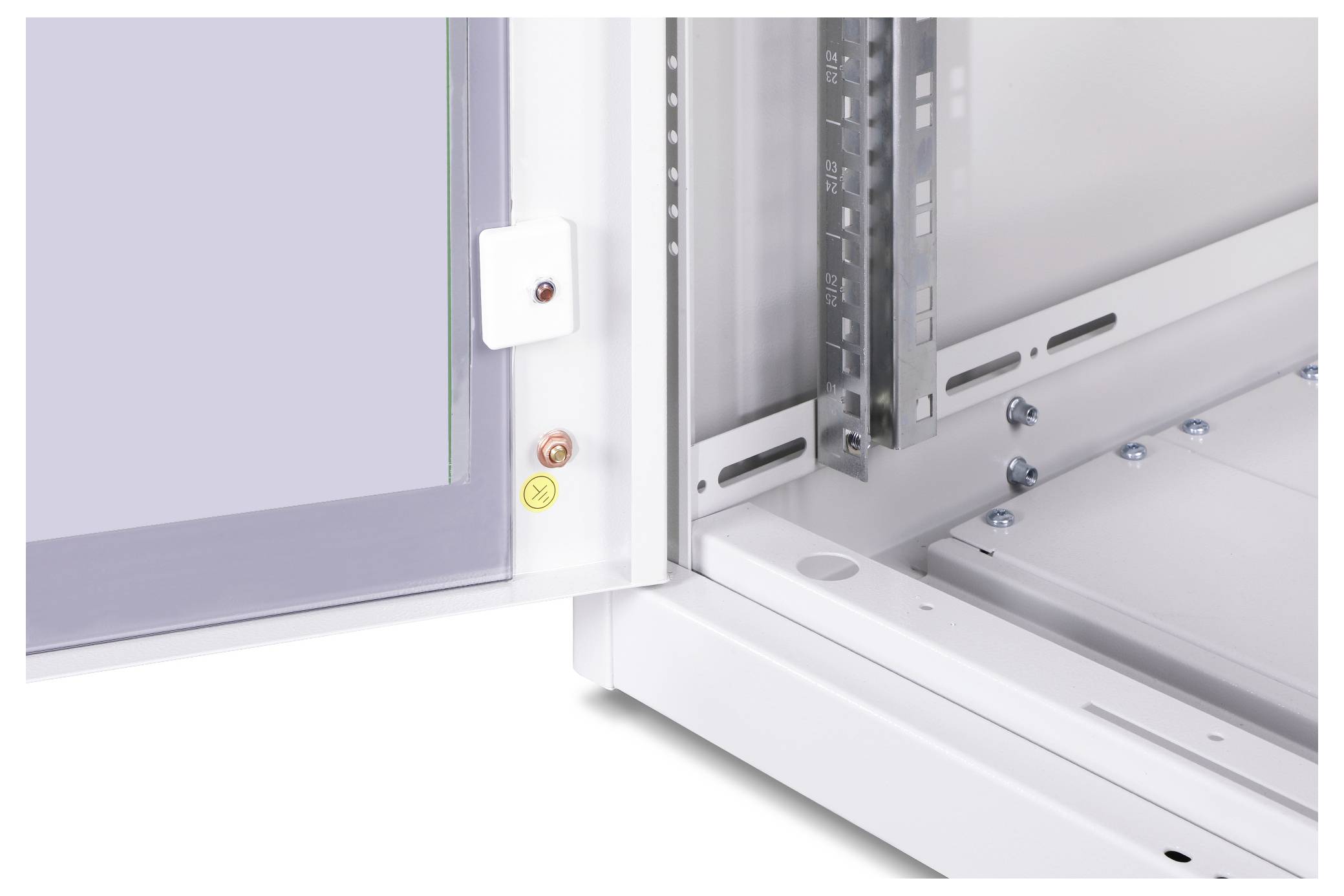 Geöffnetes weißes Schaltkastengehäuse mit innerer Metallstruktur und Schutzabdeckung. Schrauben und Befestigungen sichtbar.