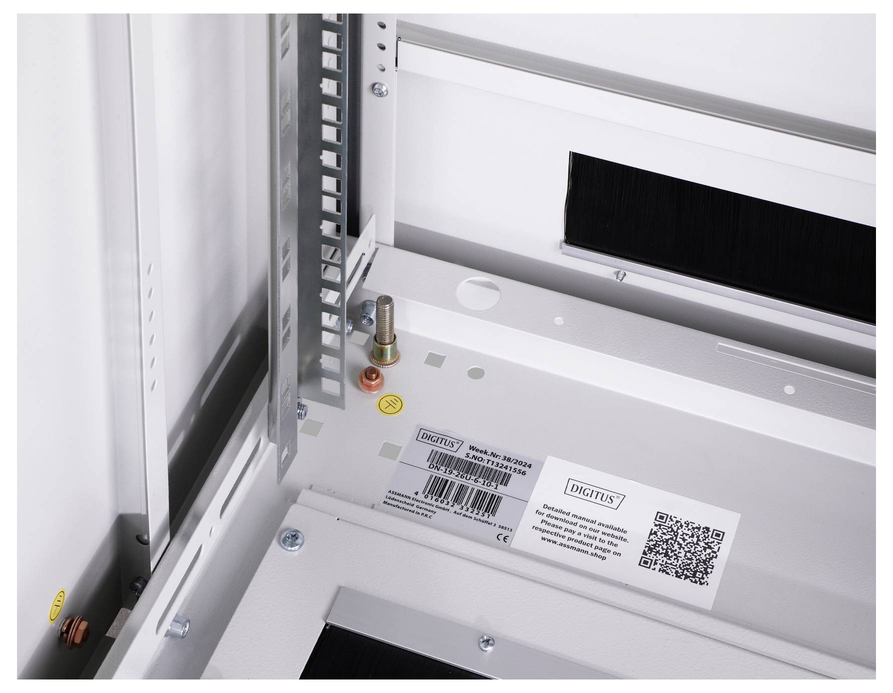 Innenansicht eines Schaltschranks mit sichtbaren Kabelschächten und einer Etikett mit QR-Code und der Aufschrift 'DIGITUS'.