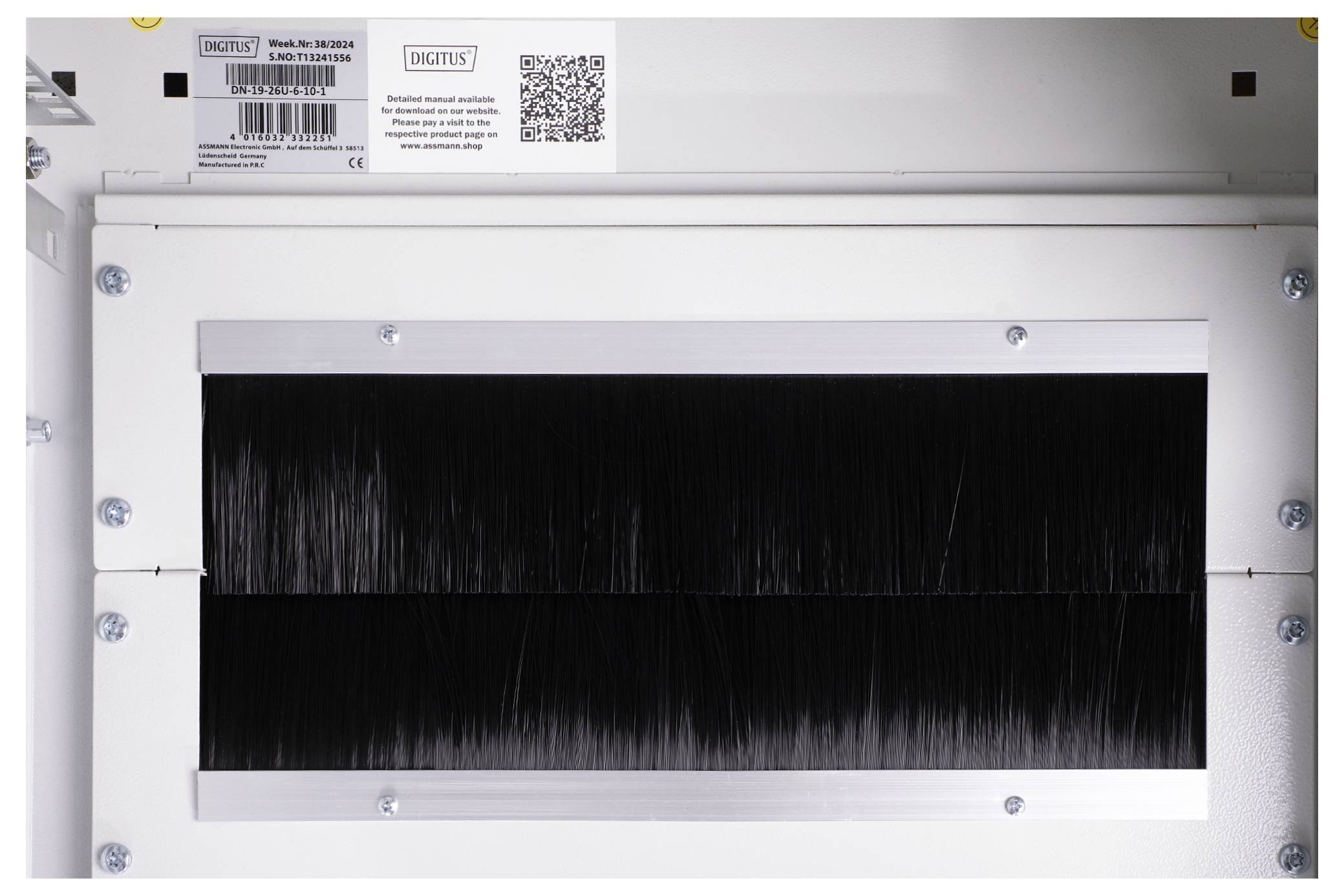 Ein Kabelmanagementsystem mit Bürstendichte zur Organisation der Kabel. Oben befinden sich Etiketten und ein QR-Code.