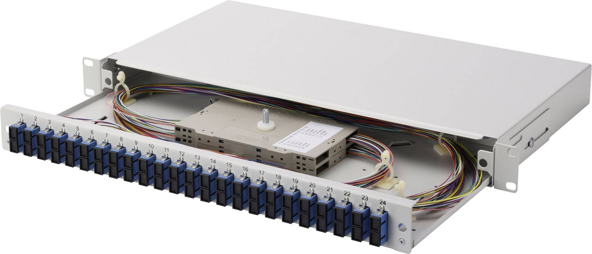 Ein offenes Patchpanel mit mehreren Glasfaserkabeln und Anschlüssen. Es wird in Netzwerkinfrastrukturen zur Verbindung von Geräten verwendet.