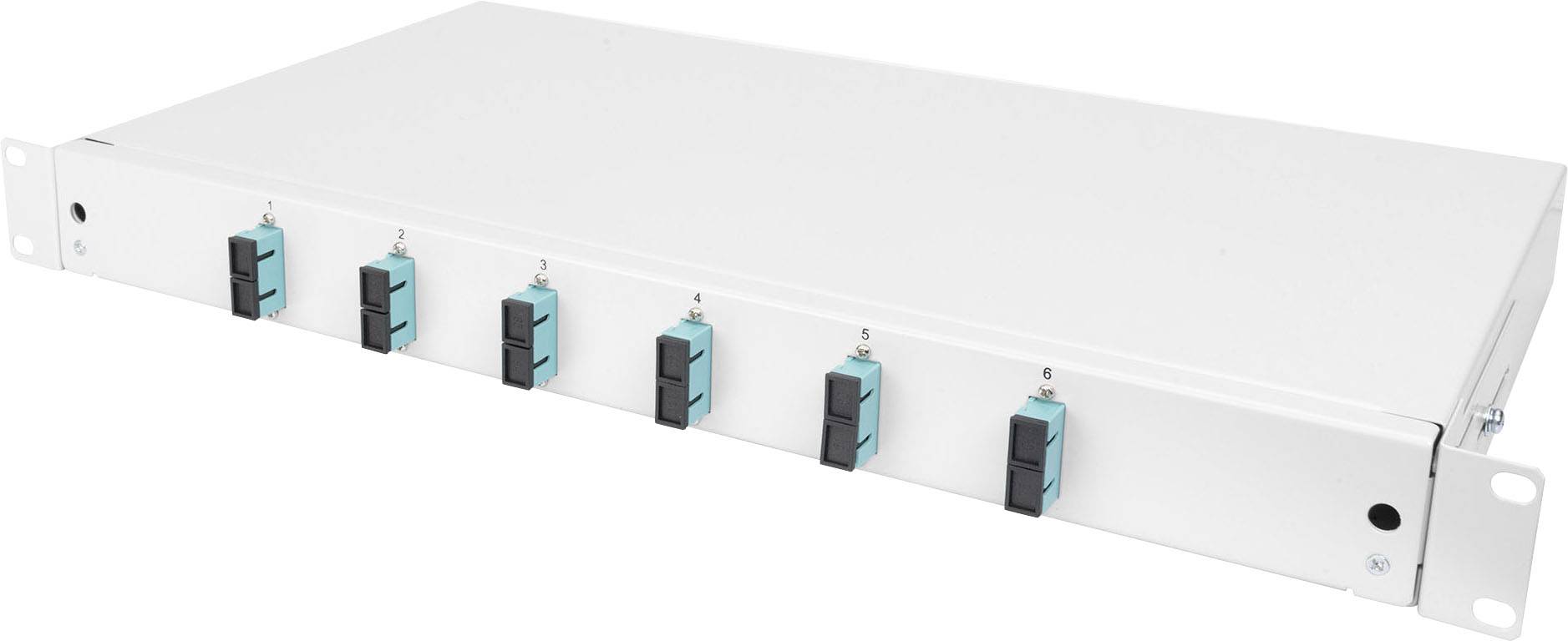 Weiße Rack-Montage-Einheit mit sechs blauen und schwarzen optischen Ports in zwei Reihen, zur Verwaltung von Glasfaserverbindungen.