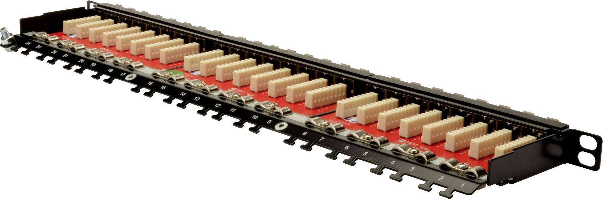 Ein Patchpanel mit mehreren RJ45-Anschlüssen, die in einer Reihe angeordnet sind, dient zur Verbindung und Organisation von Netzwerkkabeln.