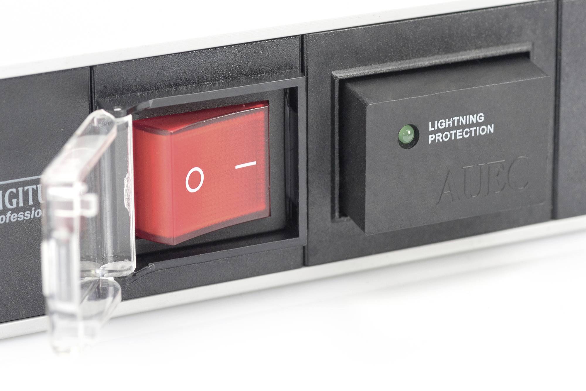 Ein roter Kippschalter in der Position 'aus' neben einem schwarzen Feld mit der Aufschrift 'LIGHTNING PROTECTION'.