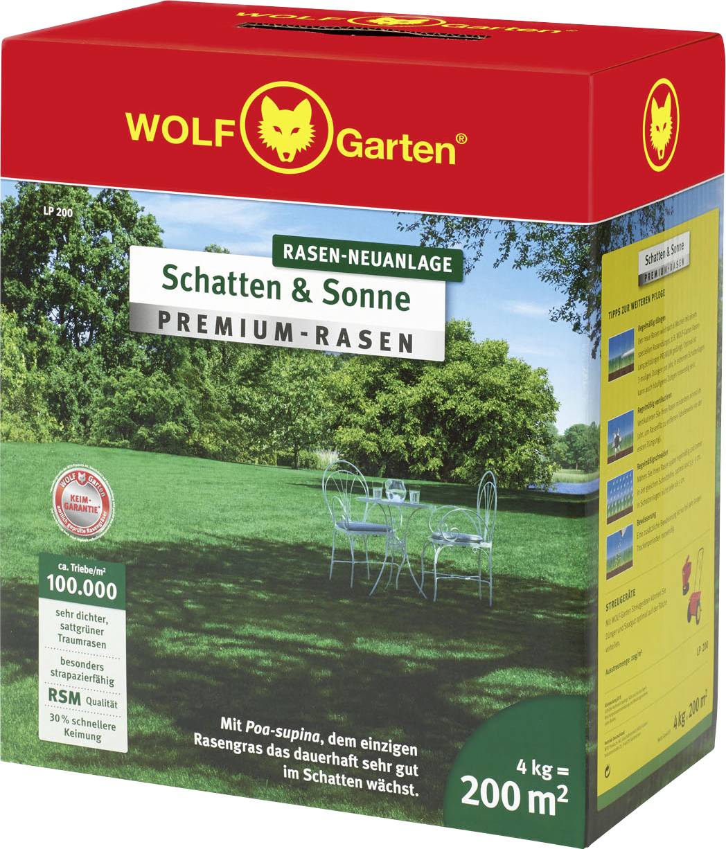 Eine Packung 'Wolf-Garten Schatten & Sonne Premium-Rasen' zeigt eine grüne Rasenfläche mit zwei weißen Stühlen im Schatten.