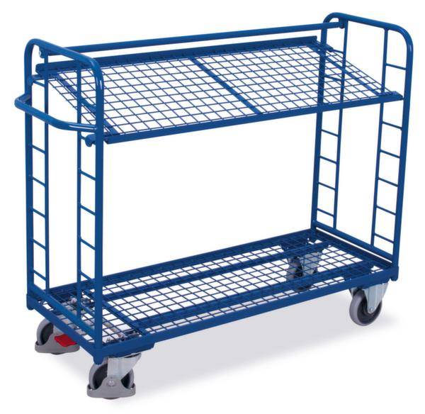 Ein blauer Metallwagen mit zwei Gitterebenen und vier Rädern, geeignet für den Transport von Gegenständen in einem Lager oder einer Werkstatt.