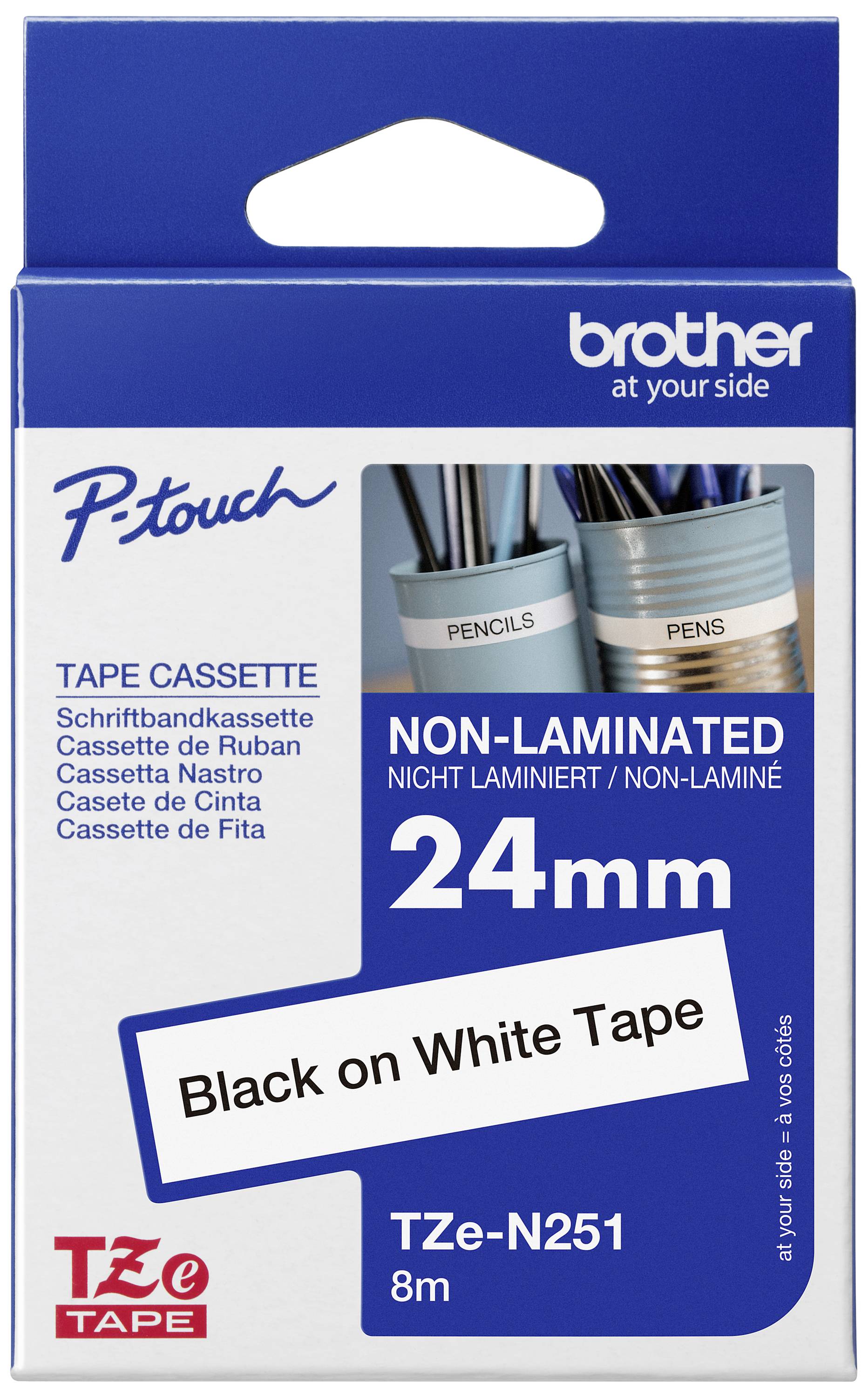 'Brother P-Touch' Schriftbandkassette, nicht laminiert, 24mm, schwarz auf weiß, 8m. Verpackung zeigt Anwendung mit Stiften.