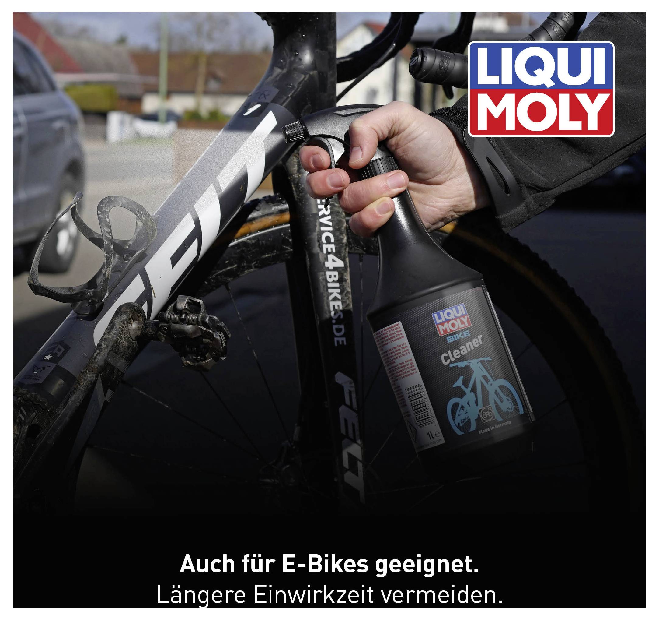 Ein Fahrrad wird mit 'Liqui Moly Bike Cleaner' gereinigt. Der Text besagt: 'Auch für E-Bikes geeignet. Längere Einwirkzeit vermeiden.'