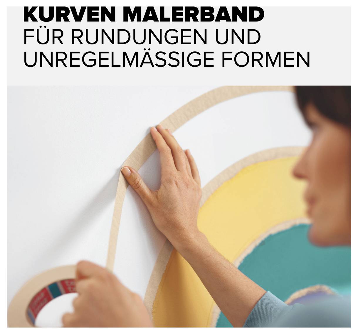 Eine Person klebt ein kurviges Malerband auf eine bunte Wand. Der Text oben lautet: 'Kurven Malerband für Rundungen und unregelmäßige Formen'.