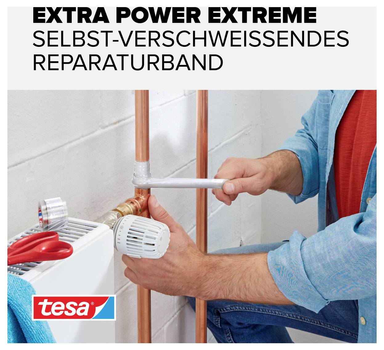 Ein Rohr wird mit selbstverschweißendem Reparaturband umwickelt. Oben steht 'Extra Power Extreme Selbst-Verschweißendes Reparaturband'.
