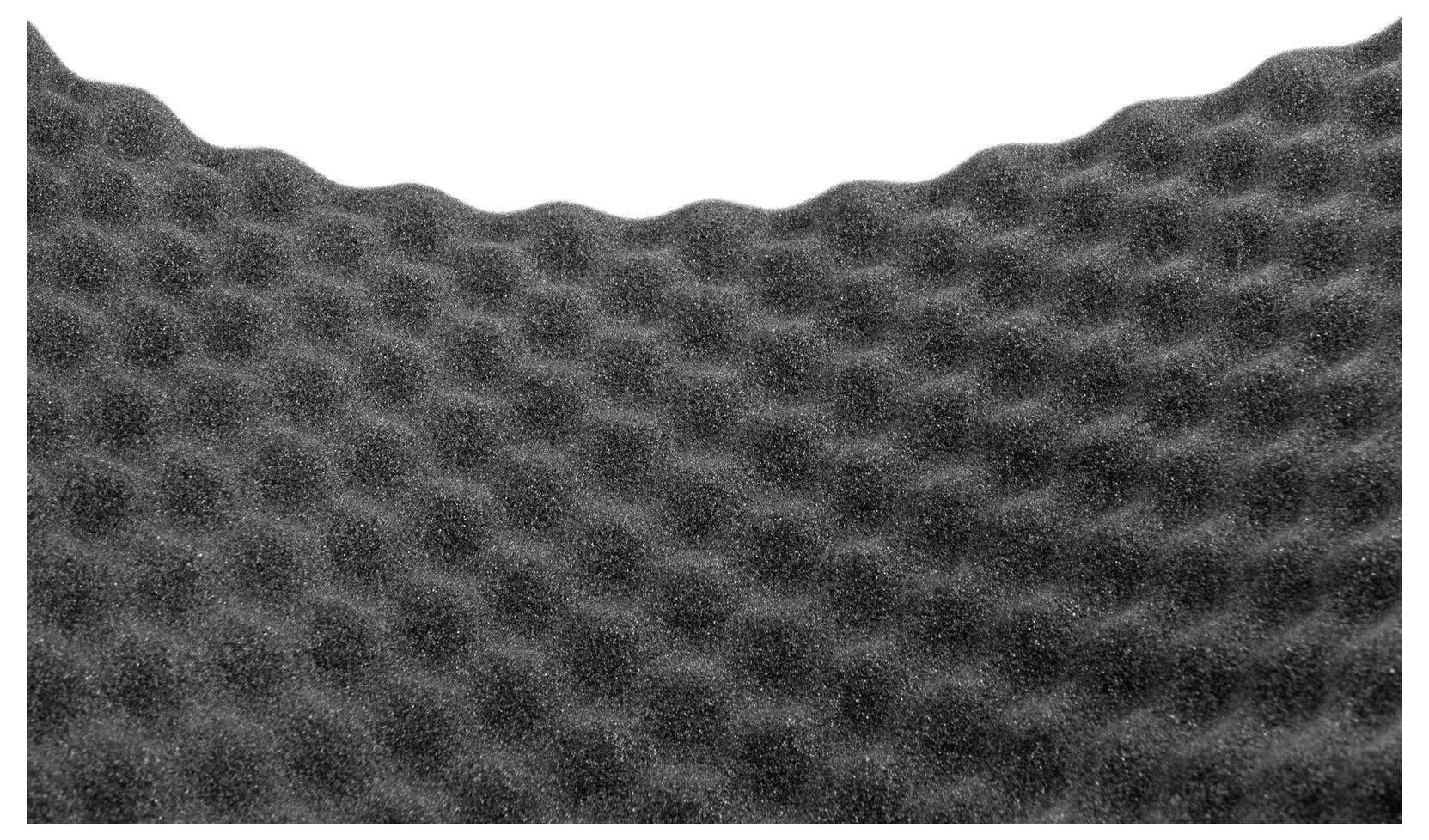 Schwarze Schaumstoffmatte mit welliger Oberfläche, die Schallschutz bietet.