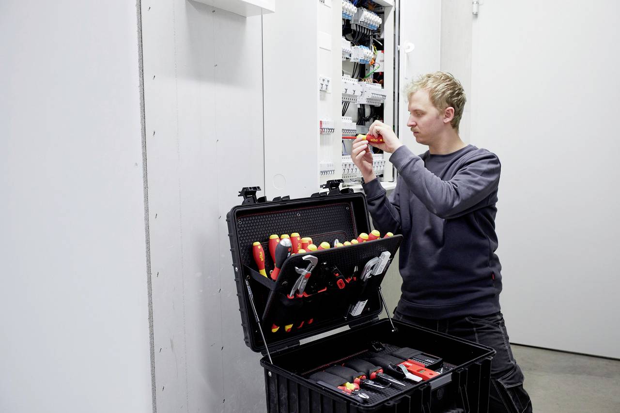 Wiha 40523 Elektriker, Handwerker, Lehrlinge, Profi, VDE Werkzeugkoffer bestückt 81teilig (L x B x H) 510 x 420 x 220mm