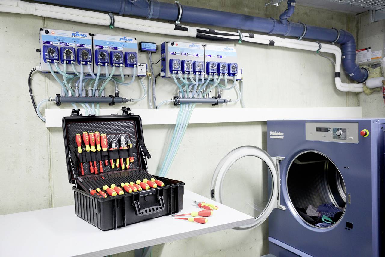 Wiha 40523 Elektriker, Handwerker, Lehrlinge, Profi, VDE Werkzeugkoffer bestückt 81teilig (L x B x H) 510 x 420 x 220mm