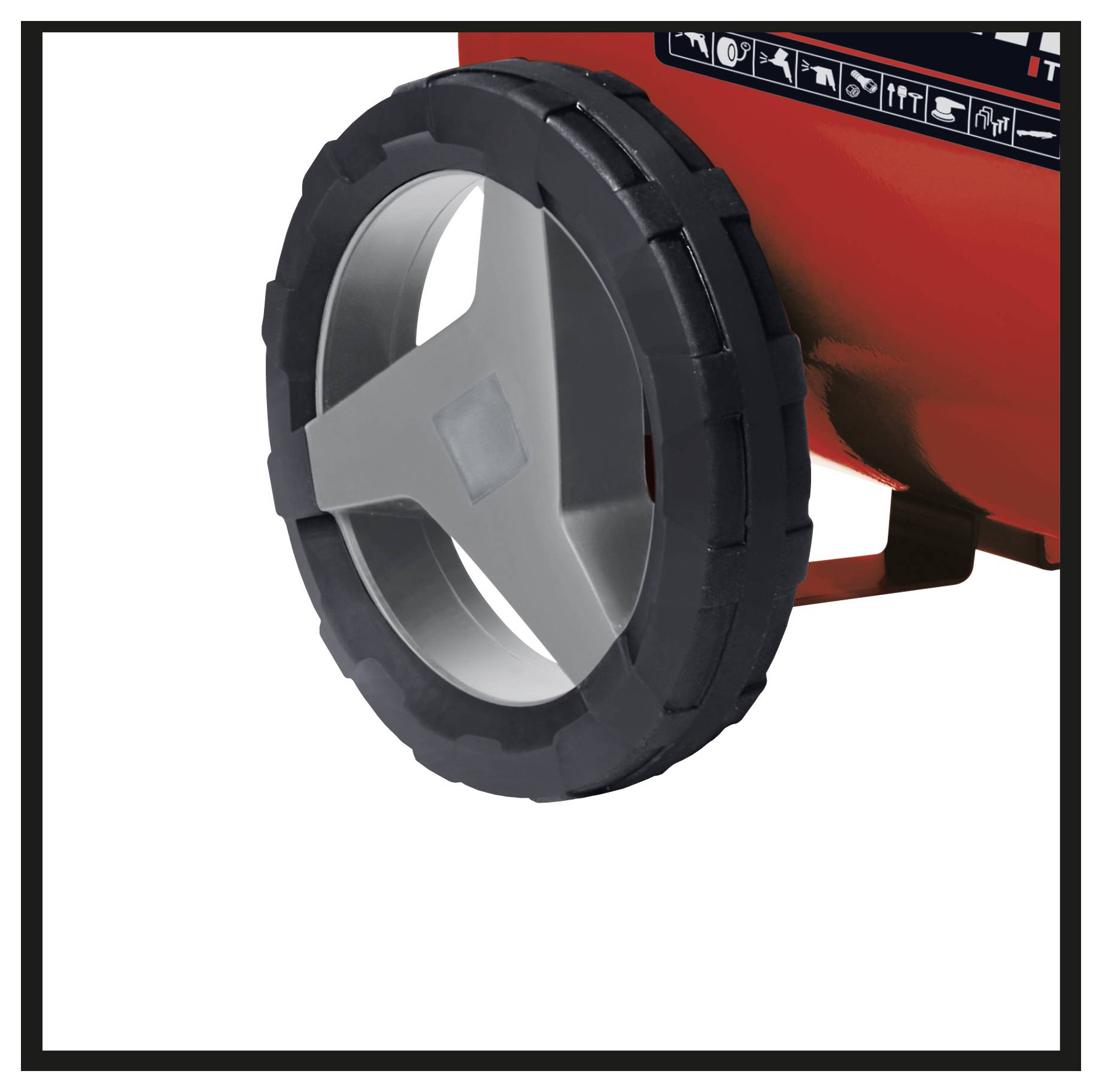 Nahaufnahme eines Rades einer roten Maschine oder eines roten Wagens, das einen schwarzen Reifen und eine silberne Felge mit drei Speichen zeigt.