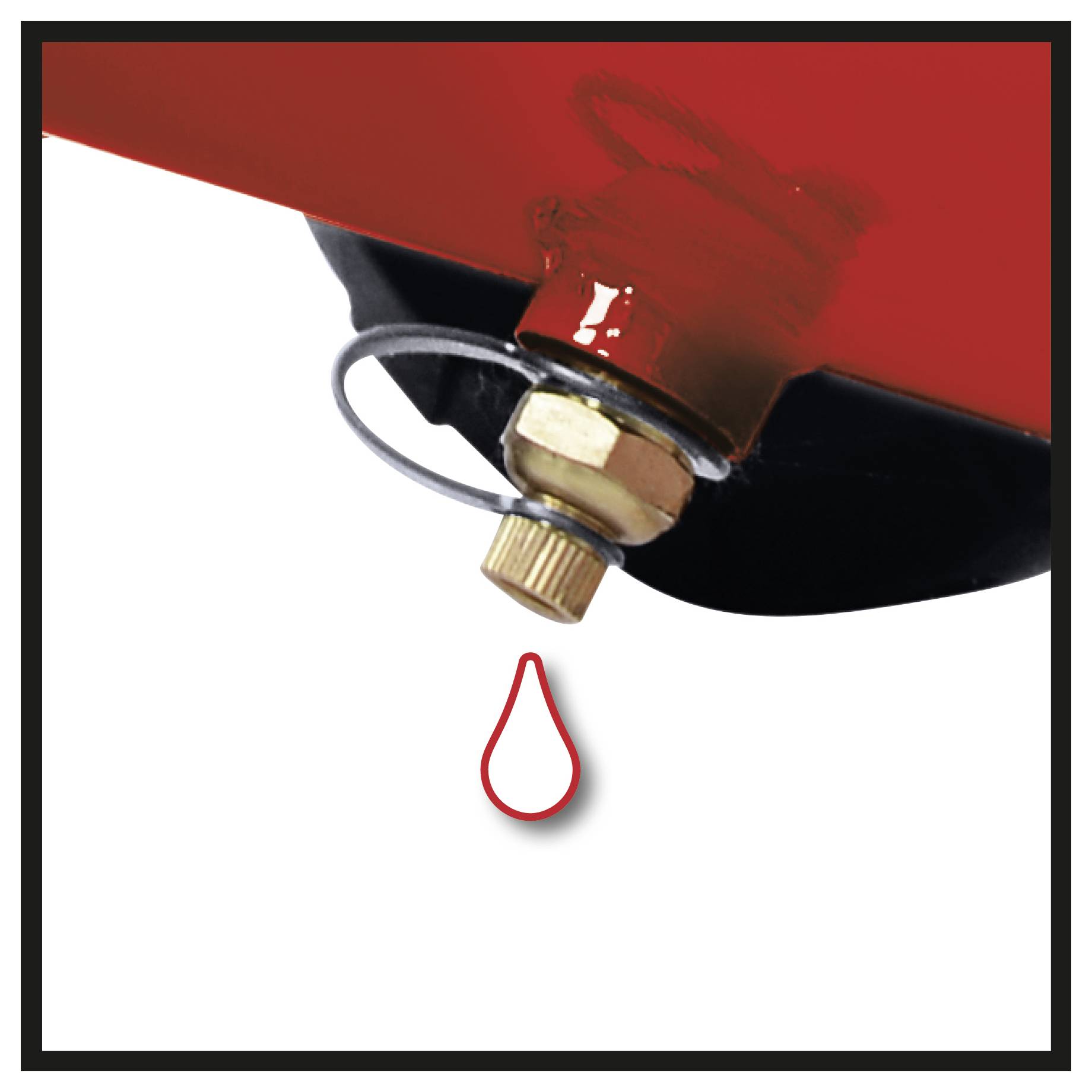 Nahaufnahme einer roten Ölkannenausgießer, aus der ein einzelner Tropfen gegen einen weißen Hintergrund tropft.