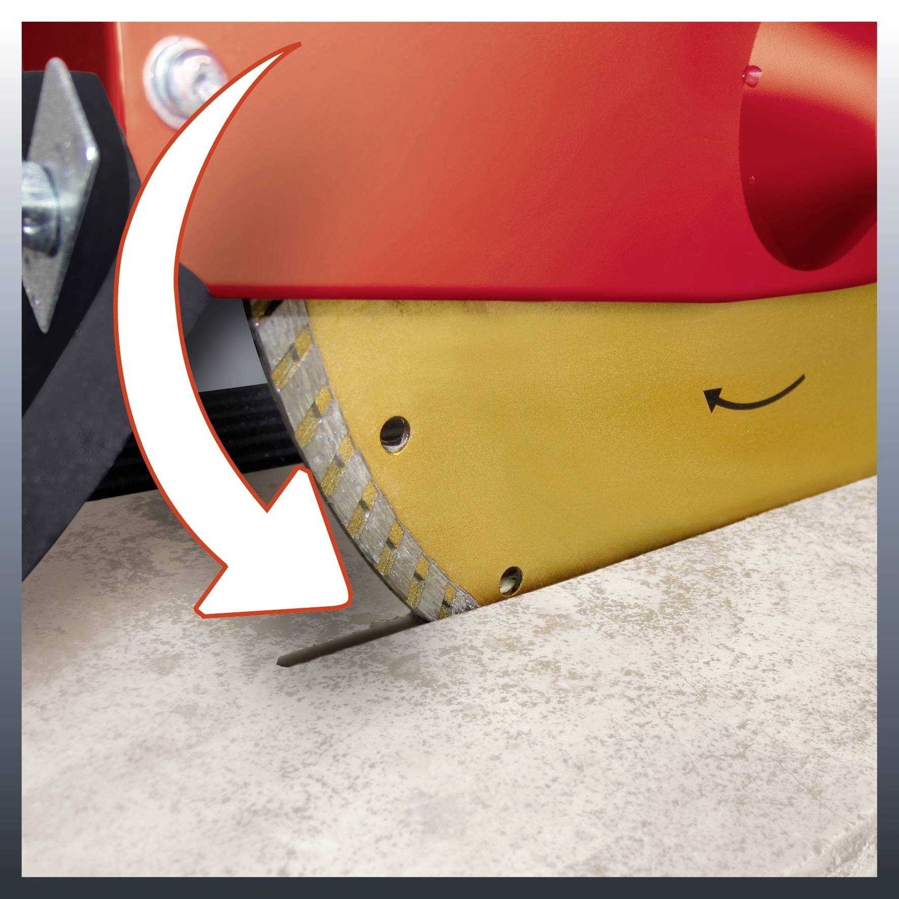 Kreissägeblatt schneidet Steinplatte. Roter Pfeil zeigt Drehrichtung der Säge an.