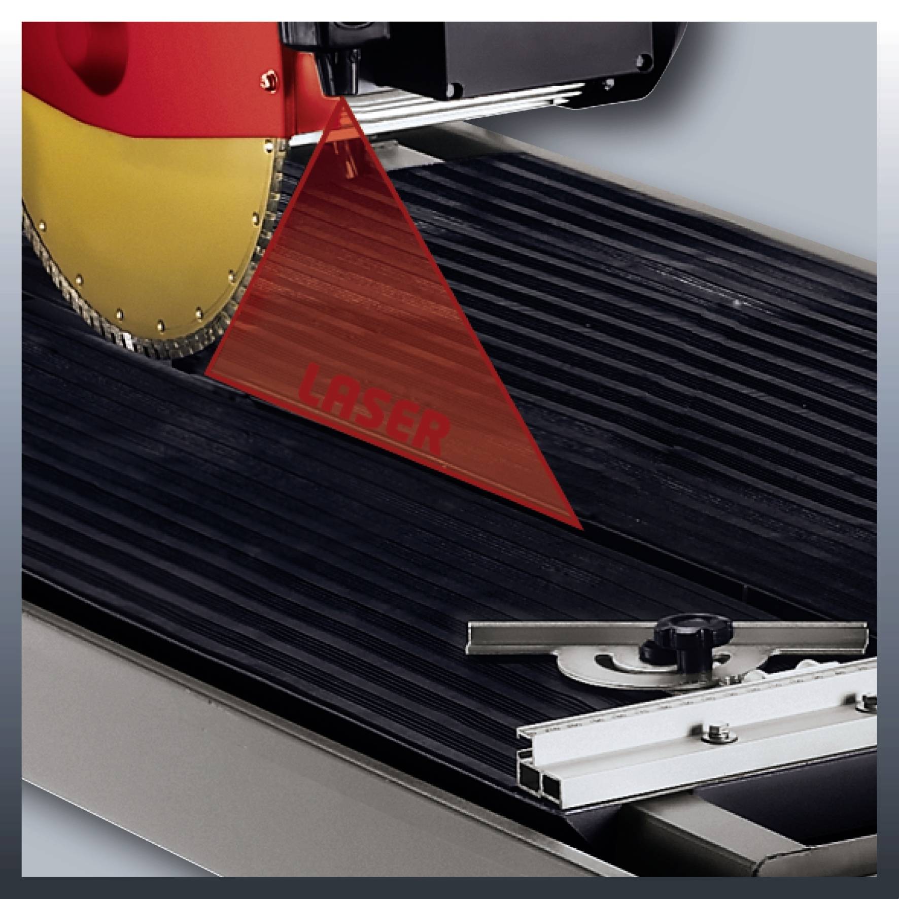 Eine Laserschneidemaschine mit einem kreisförmigen Sägeblatt und einer roten Laserführungslinie, die den Schneidebereich zeigt.