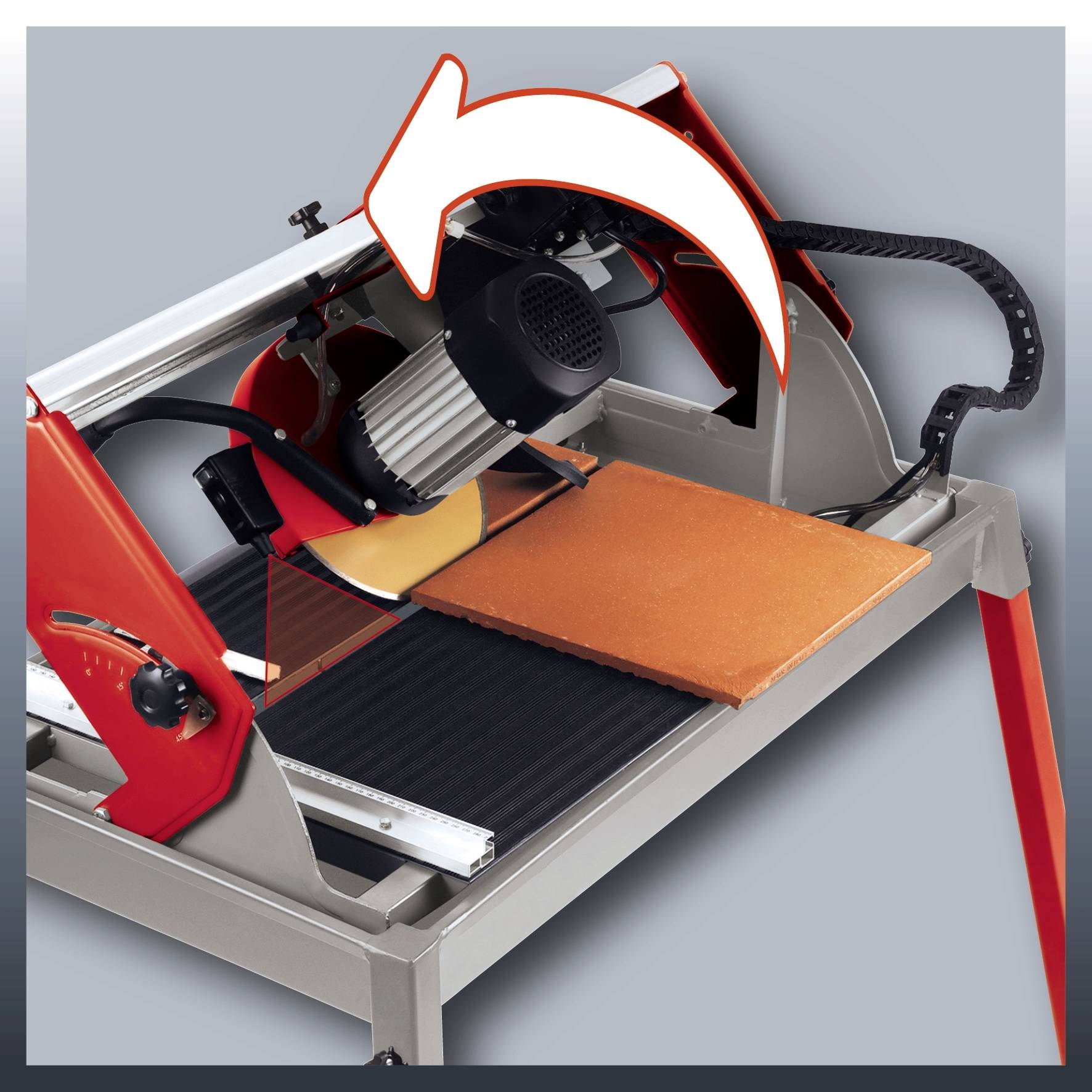 Eine elektrische Fliesensäge schneidet eine orangefarbene Fliese. Ein gebogener Pfeil zeigt die Schnittrichtung an.