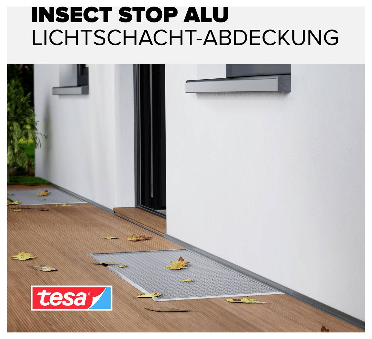 Werbebild einer 'INSECT STOP ALU' Lichtschacht-Abdeckung von tesa vor einer Hauswand mit Holzterrasse und Laub.