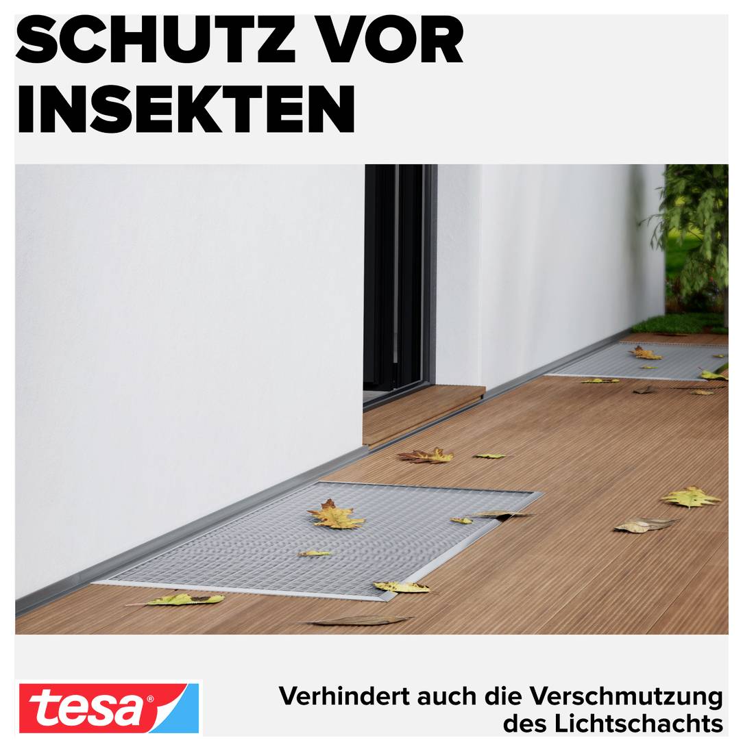 Werbebild für Insektenschutz: Fliegengitter im Bodenbereich einer Terrassentür schützt vor Insekten und Verschmutzung; Text: 'SCHUTZ VOR INSEKTEN' und 'Verhindert auch die Verschmutzung des Lichtschachts'.