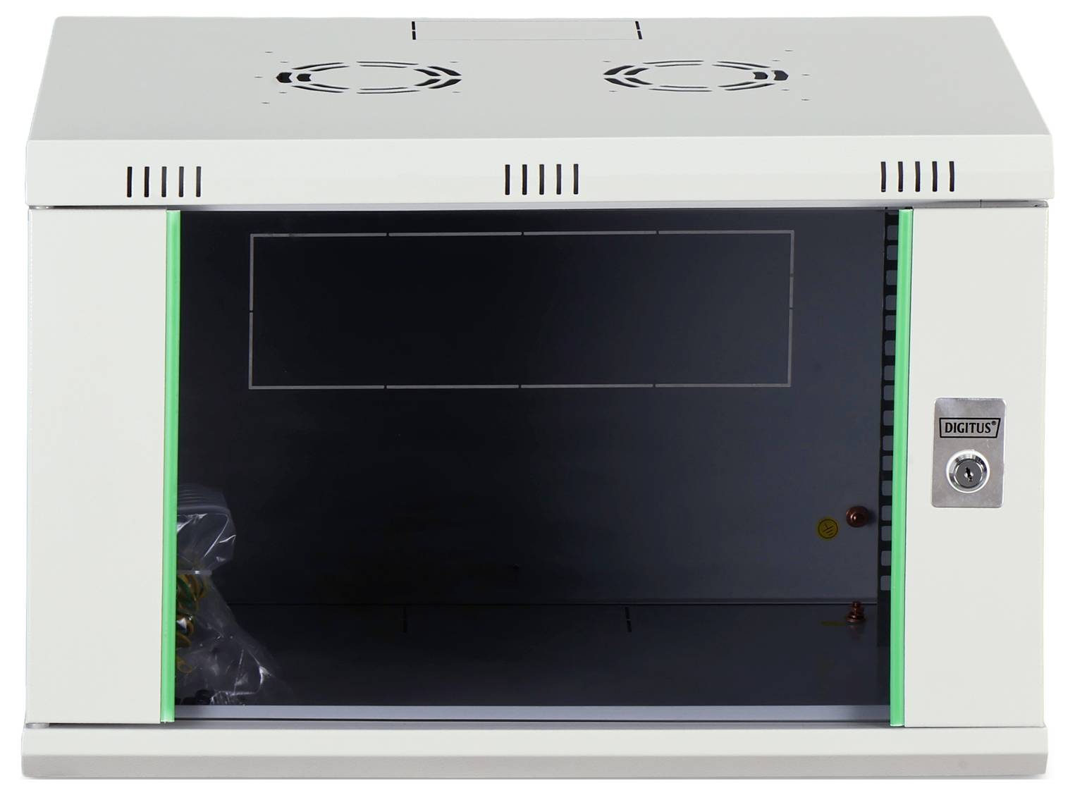 Ein weißer Metallschrank mit Lüftungsschlitzen und einem Verschlussmechanismus an der rechten Seite, geöffnet und leer, bis auf einige Kabel.