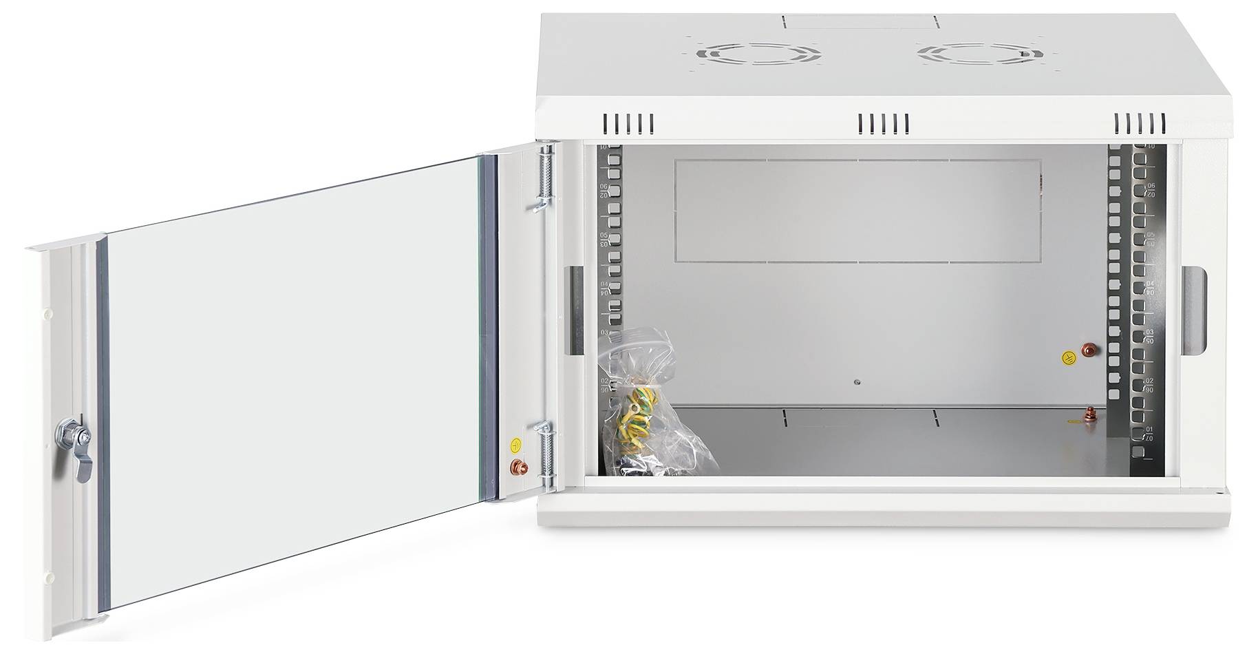 Ein wandmontierter Netzwerkschrank mit offener Frontseite und einer angelehntenen Flügeltür, die Installationsschienen und Kabelmanagement-Bereiche im Inneren sichtbar macht.