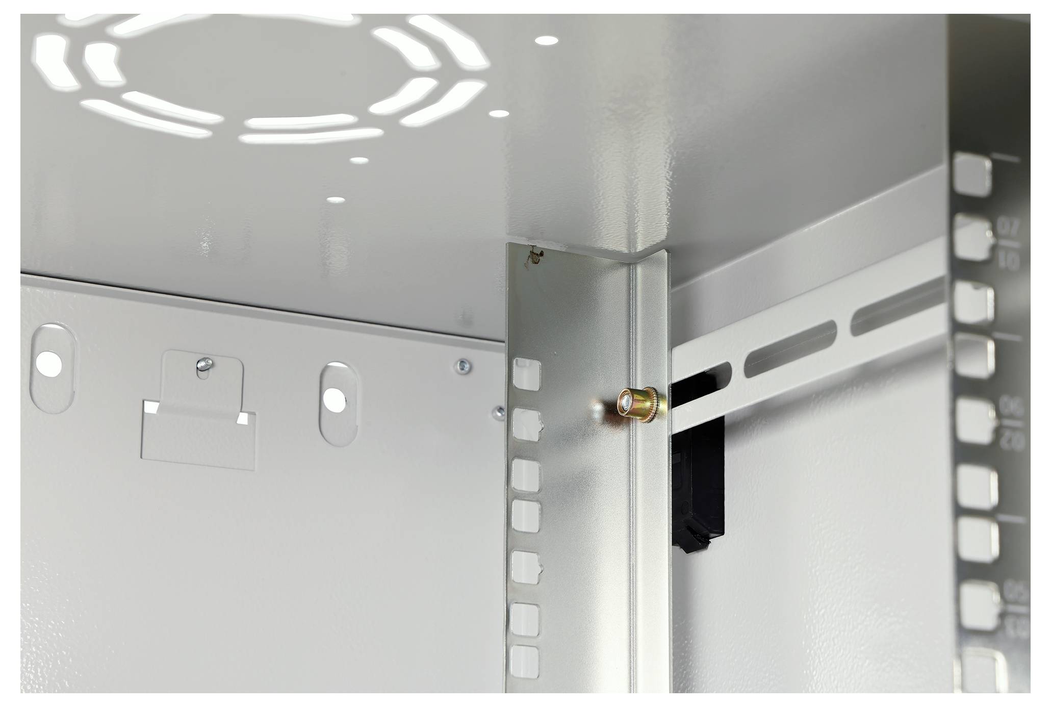 Inneres eines Metallschranks, der eine montierte elektronische Komponente und Halterungen zeigt, mit Licht, das durch einen belüfteten Deckel scheint.