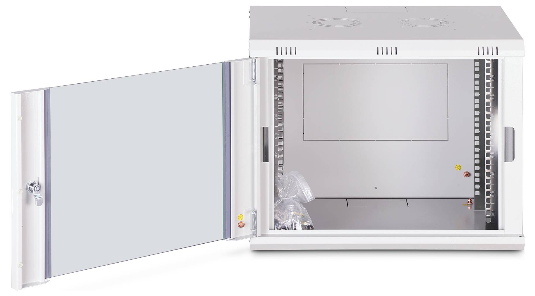 Ein weißes, leeres Netzwerk- oder Servergehäuse mit einer offenen Tür, die Innenregale zeigt, und einem verschlossenen Griff auf der linken Seite.