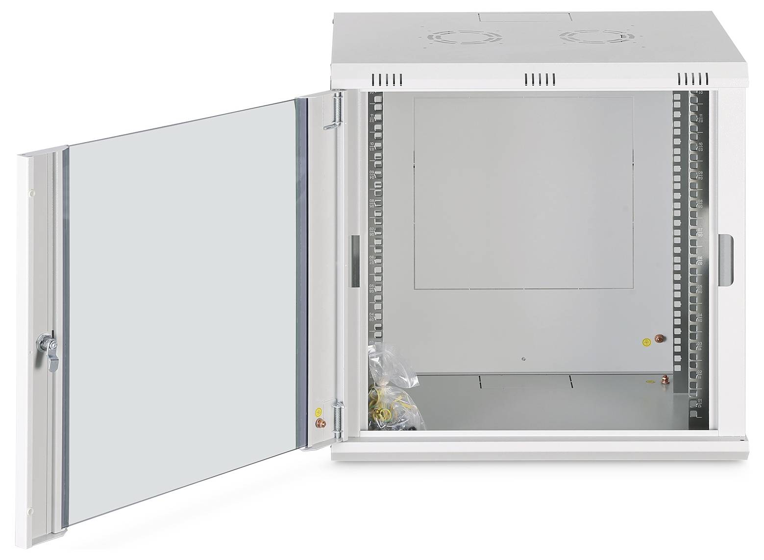 Ein weißes Metallserver-Rack-Gehäuse mit einer offenen Tür, das einen leeren Innenraum und Montageschienen zeigt und sich für die Installation von Netzwerkausrüstung eignet.