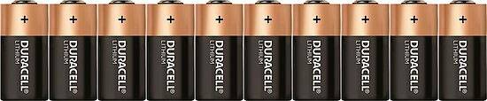 Eine Reihe von zehn AA-Batterien der Marke Duracell mit dem Pluspol nach oben.