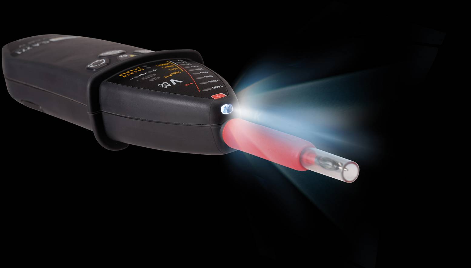 Ein digitales Spannungsprüfgerät gibt ein visuelles Signal mit rotem Licht; es zeigt aktive elektrische Spannung an.