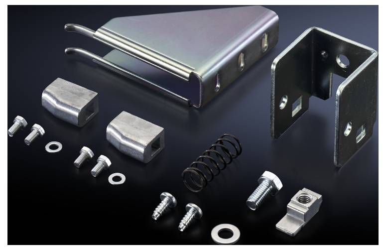 Verschiedene Metallteile und Schrauben liegen auf einer schwarzen Oberfläche. Teile umfassen Winkel, Bolzen, Feder und Unterlegscheiben.