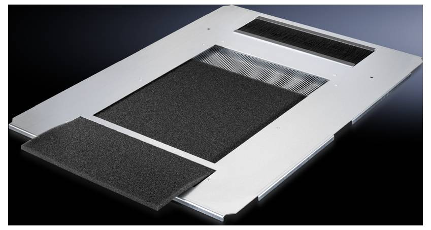 Schwarzer Luftfilterrahmen mit rechteckigen Öffnungen in einer metallischen Halterung für technische Geräte, vor dunklem Hintergrund.