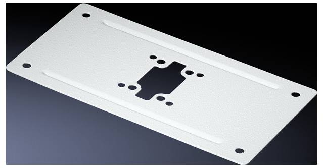 Metallplatte mit mittigem Rechteck-Ausschnitt und vier Montagelöchern an den Ecken. Verwendet für strukturelle Befestigungen.