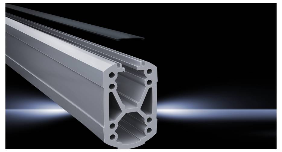 Ein silbernes Aluminiumprofil vor einem schwarzen Hintergrund, das für den Aufbau modularer Konstruktionen genutzt wird.