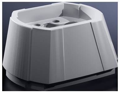 Ein weißer, schräg zulaufender Behälter mit rechteckiger Öffnung und zwei Löchern im Inneren, auf dunklem Hintergrund.