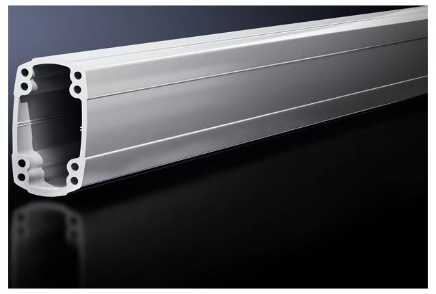 Aluminiumprofil mit rechteckigem Querschnitt und mehreren Befestigungspunkten, vor schwarzem Hintergrund abgebildet.