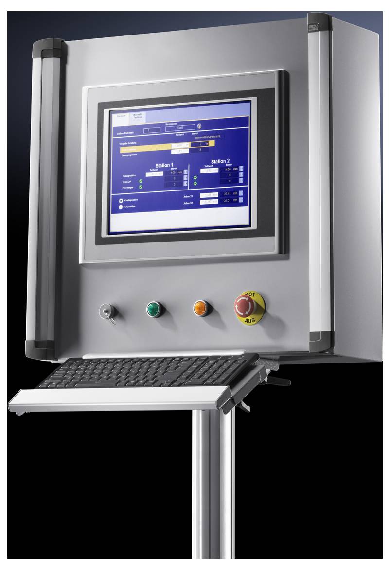 Ein industrielles Bedienfeld mit Bildschirm zeigt Steuerungssoftware, darunter befinden sich drei Tasten und eine Not-Aus-Taste.