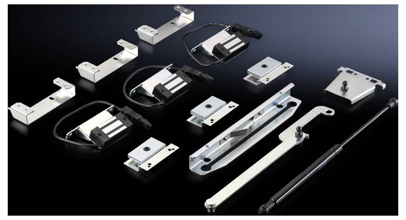 Verschiedene silberne und schwarze Metallkomponenten und elektrische Bauteile auf schwarzem Hintergrund, vermutlich Maschinenteile.