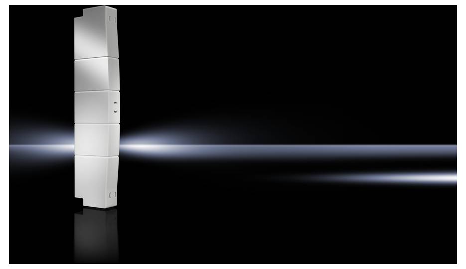 Eine vertikale, modulare weiße Säule vor einem schwarzen Hintergrund mit horizontal verlaufendem Lichtstrahl rechts.