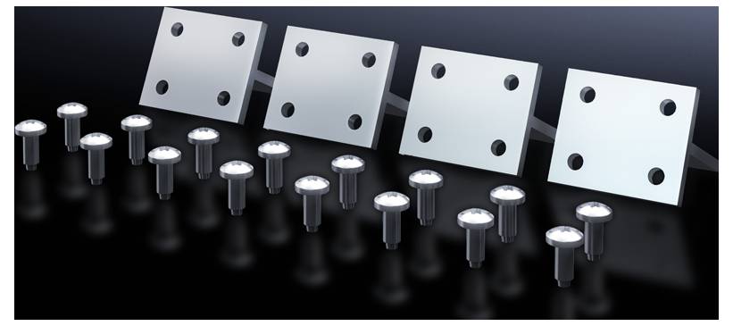 Vier quadratische Metallplatten mit je vier Löchern, daneben 16 Schrauben in zwei Reihen angeordnet auf schwarzem Hintergrund.