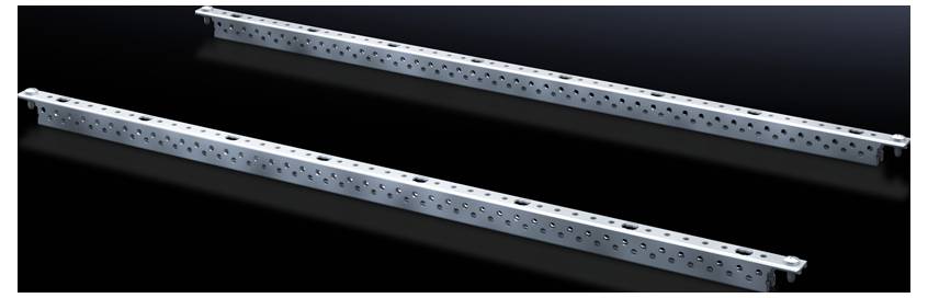 Zwei lange, perforierte Metallschienen, parallel angeordnet auf dunklem Hintergrund, möglicherweise Teil eines Regalsystems.