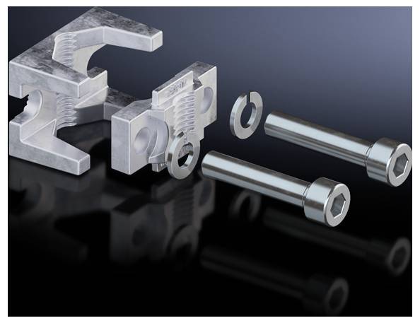 Zwei Schrauben mit Unterlegscheiben, daneben ein zweiteiliges Metallwerkzeug mit Gewinde, auf glänzendem schwarzen Hintergrund.