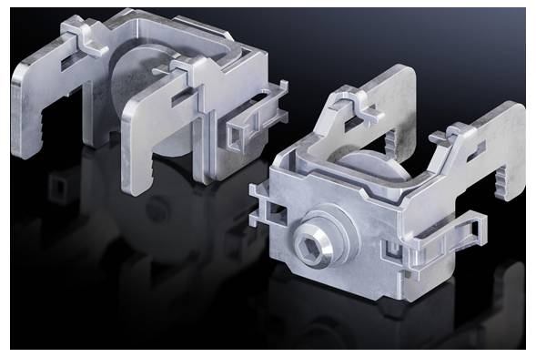Zwei Metallteile mit komplexen Formen auf schwarzem Hintergrund, möglicherweise Maschinenkomponenten.