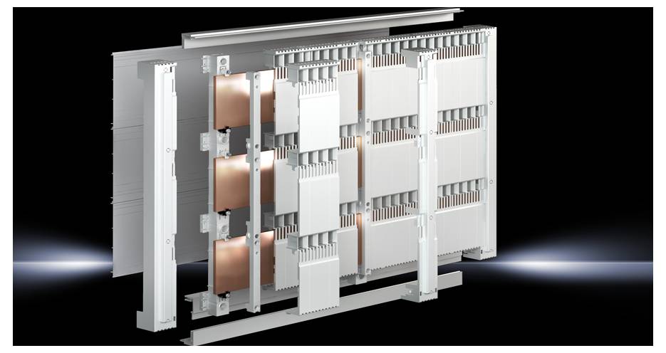 Ein moderner elektrischer Schaltkasten, geöffnet, zeigt Kupferleitungen und modulare Paneele. Tech-Design mit Fokus auf Effizienz.