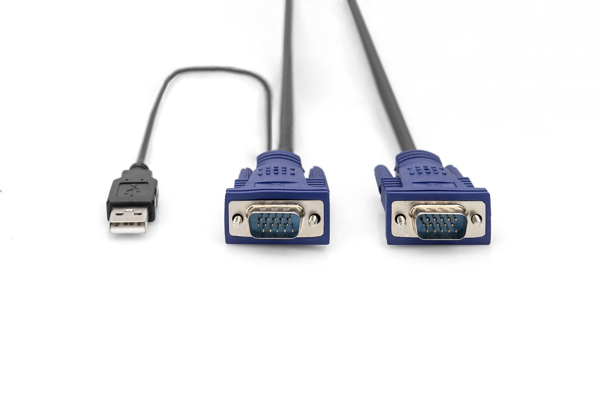 Ein USB-Kabel neben zwei blaue VGA-Kabel mit Steckern. Sie repräsentieren unterschiedliche Verbindungstypen für elektronische Geräte.