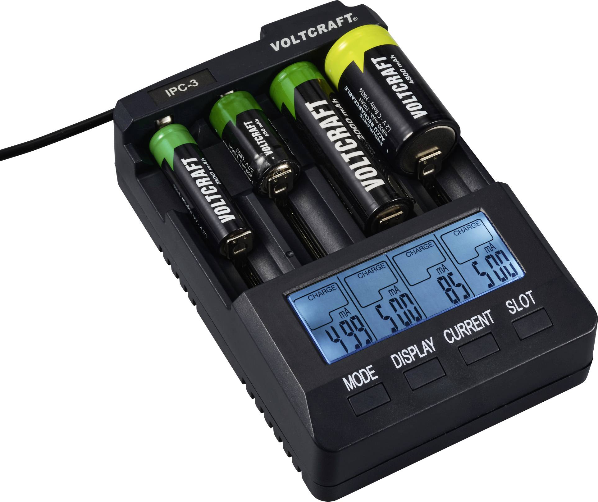 Vier Batterien in einem Volcraft-Ladegerät mit digitaler Anzeige von Volt, Stromstärke und Ladestand.