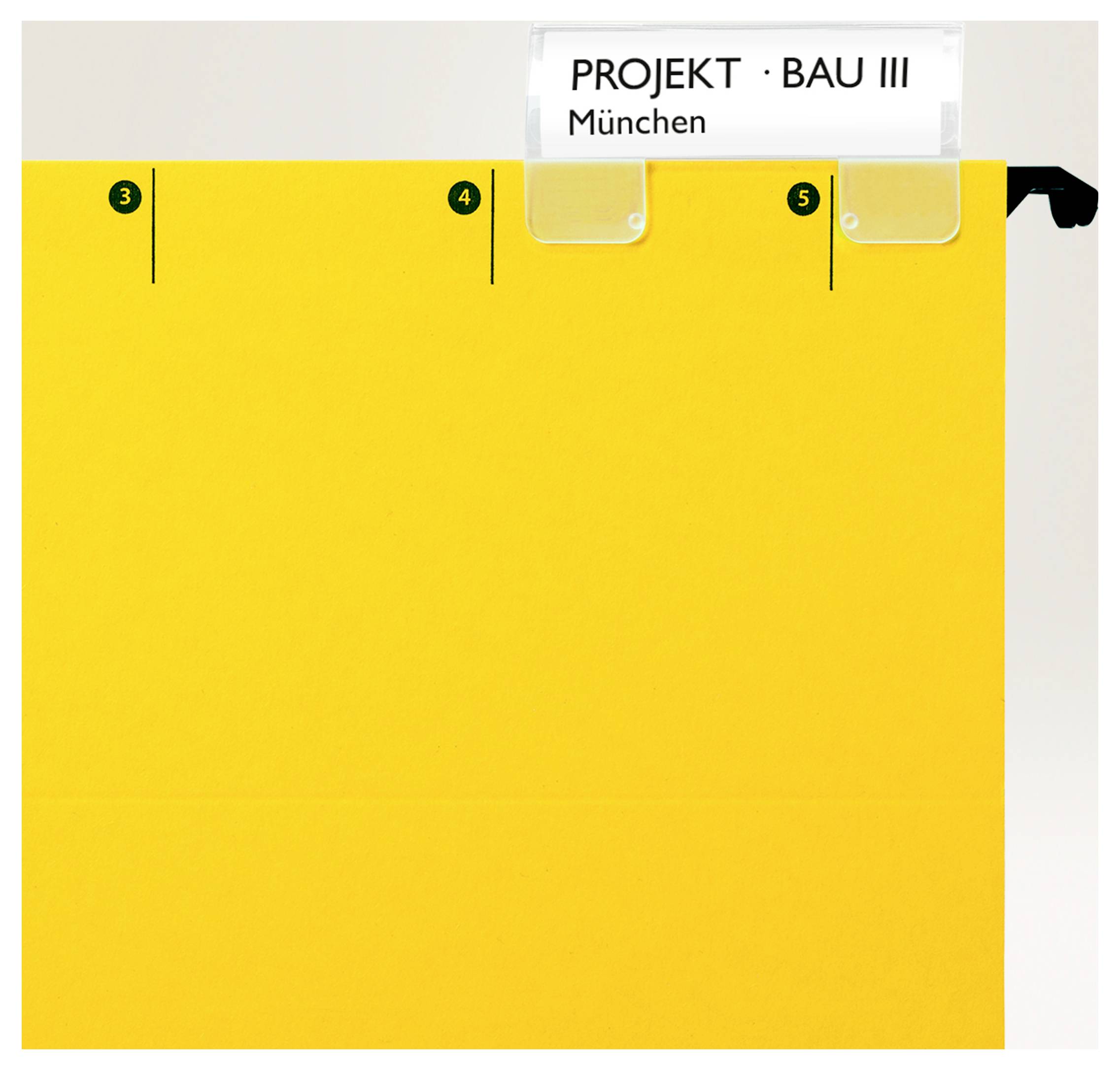 Gelber Ordner mit Registermarken 3, 4 und 5; oben Etikett 'PROJEKT · BAU III München'.