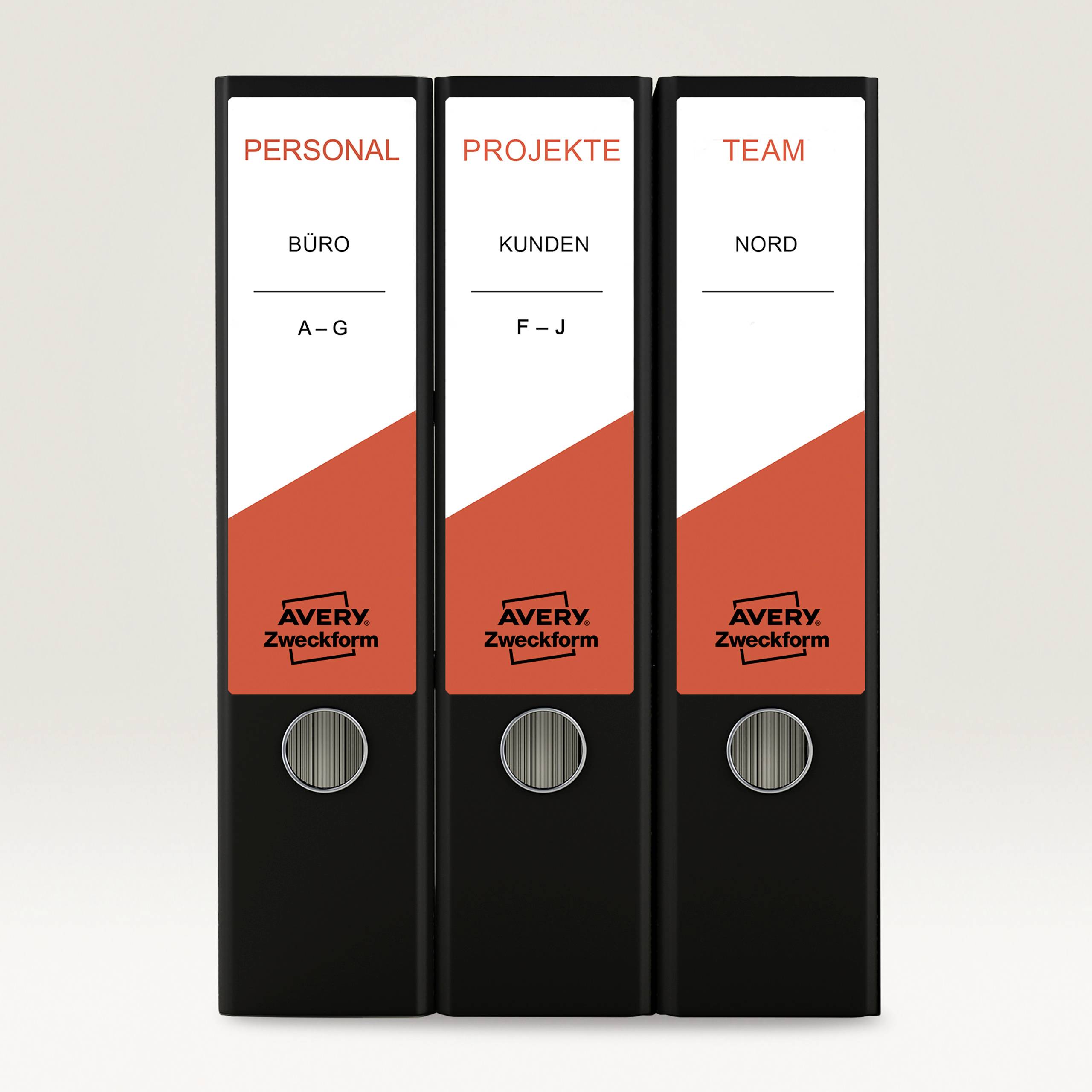 Drei schwarze Ordner mit roten Etiketten: 'Personal', 'Projekte', 'Team'. Beschriftungen: 'Büro A-G', 'Kunden F-J', 'Nord'.